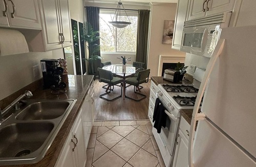 Beverly Hills Apartment | Beverly Hills Vibe 1 BR Apt + Parking, Pool Access