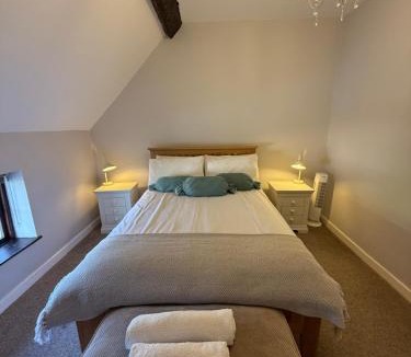 Bewdley House | Bewdley River Cottage - Free private gated parking for 2 cars - River front location