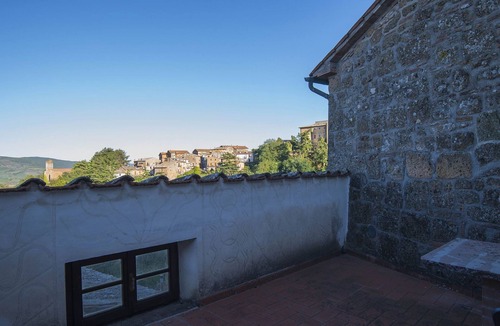 Proceno Apartment | Bezaubernde Wohnung im Schloss mit Schwimmbad by Interhome