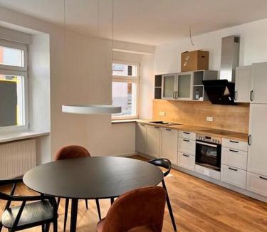 Uerzig Apartment | BG Living & Hosting - Stilvolle Mosel-Ferienwohnung "Alte Apotheke" in Ürzig - 2 Schlafzimmer, bis 5 Personen, Fahrradkeller & WLAN