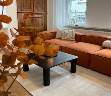 Uerzig Apartment | BG Living & Hosting - Stilvolle Mosel-Ferienwohnung "Alte Apotheke" in Ürzig - 2 Schlafzimmer, bis 5 Personen, Fahrradkeller & WLAN