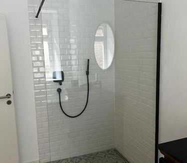 Uerzig Apartment | BG Living & Hosting - Stilvolle Mosel-Ferienwohnung "Alte Apotheke" in Ürzig - 2 Schlafzimmer, bis 5 Personen, Fahrradkeller & WLAN
