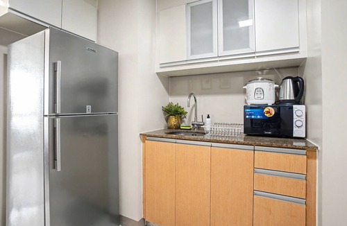 Bonifacio Global City Condo | BGC 1BR, Steps to Mitsukoshi & Uptown Malls, 300Mbps Fiber 19C2
