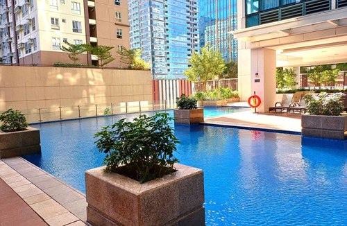 Bonifacio Global City Condo | BGC 1BR, Steps to Mitsukoshi & Uptown Malls, 300Mbps Fiber 19C2