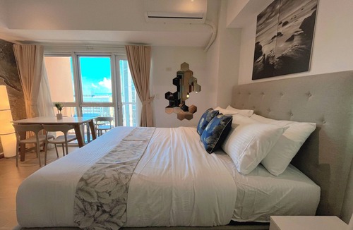 Pinagsama Apartment | BGC 1BR, Steps to Venice Mall, 300Mbps Fiber 16K