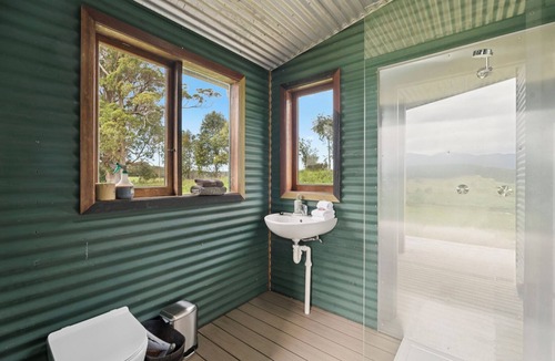 Valery Resort | Bickell's Hut - Off-Grid Farm Stay, Fire Pit, Fire Bath, Cozy, Views - Sleeps 2 -4