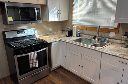 Oak View House | Bicycle Vacation home Near Ojai. Casa De Oakview under 200 year old oaks.