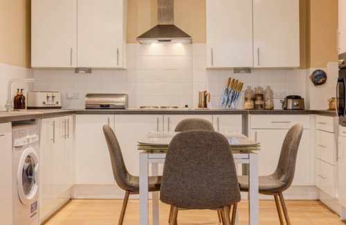 East Walworth Apartment | BIG 1-Bed Flat Central London w/Terrace & Office Corner