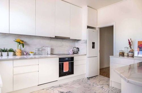 Cacilhas Condo | Big apt 4beds with terrace, 15 mins to Lisbon