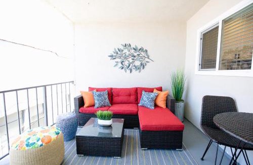 Alamitos Beach Apartment | Big Balcony - Parking Spot - King Bed - Fast WiFi