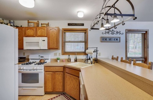 Gouldsboro House | Big Bass Lake 3BR Poconos Chalet - PS5 - Fire-Pit - POOL