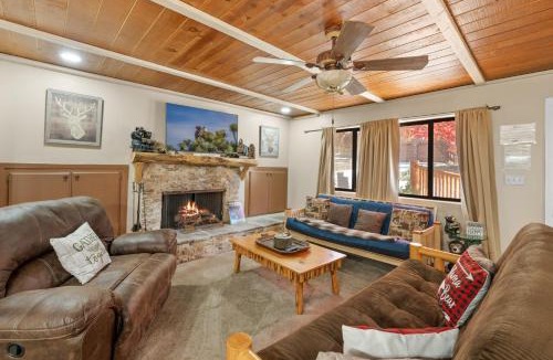 Fox Farm House | Big Bear Cozy Cottage - Hot Tub, Close to Lake, WiFi, Pet Friendly