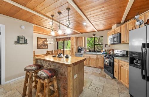 Fox Farm House | Big Bear Cozy Cottage - Hot Tub, Close to Lake, WiFi, Pet Friendly
