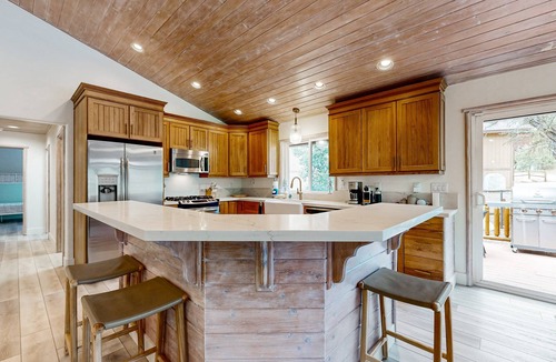 Eagle Mountain Estates Cabin | Big Bear White Skies #674