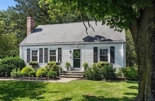 Framingham House | Big Bedroom on Lower Level, 65 inch TV, Netflix, Desk, Dining Table, Framingham Center