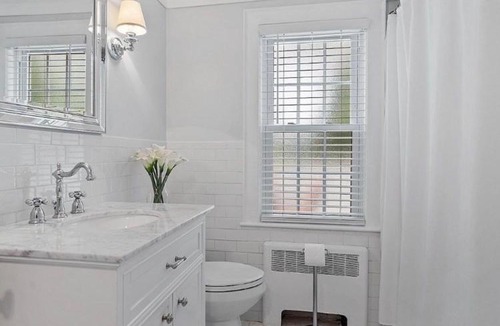Framingham House | Big Bedroom on Lower Level, 65 inch TV, Netflix, Desk, Dining Table, Framingham Center