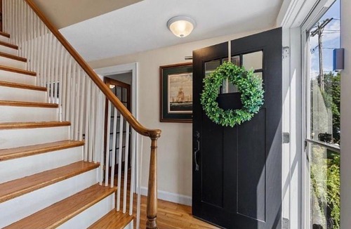 Framingham House | Big Bedroom on Lower Level, 65 inch TV, Netflix, Desk, Dining Table, Framingham Center