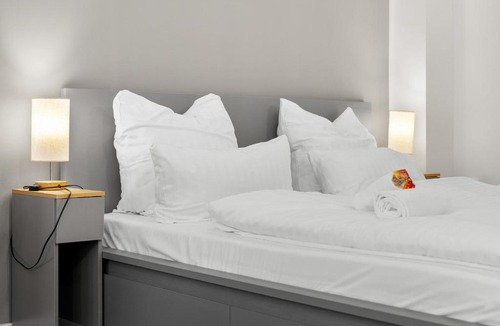 Nippes Apartment | Big, comfortable, 11min Central Station, 14 people