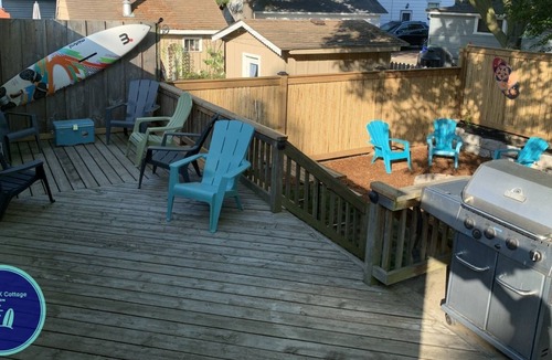 Grand Bend House | Big DECK Cottage, 3-min walk to BEACH- 4 bdrms, 1.5 baths 7 beds, parking 3 cars
