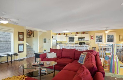 Tuckahoe House | Big Duck Energy: Skip the Traffic! Walk to Beach, Shopping or Restaurants