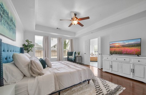 College Park House | BIG Family Getaway📍The Woodlands Open floor plan 🎬🎱🏓 Gated Community SLPS 18