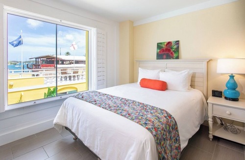 Estate East Street Hotel | Big Group Stay | 3 Rooms | Steps from Harbor, Markets, & Sunset Cruises