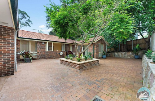 Epping House | Big Group Stay: 4BR Retreat near Trains & Parks