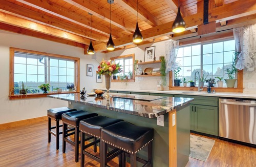 Lewis County House | Big Groups Welcome! Mtn-View Onalaska Estate