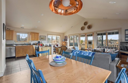 Sisters Condo | Big Mt View Condo View of the Mountains in Sisters, A/C, Gas Fireplace