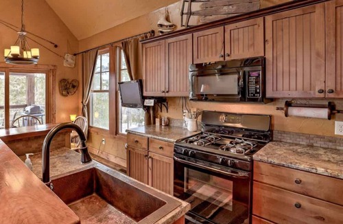 Lead House | Big Pine Lodge – Rustic charm, hot tub, pet friendly, and room for 12 near Terry Peak!