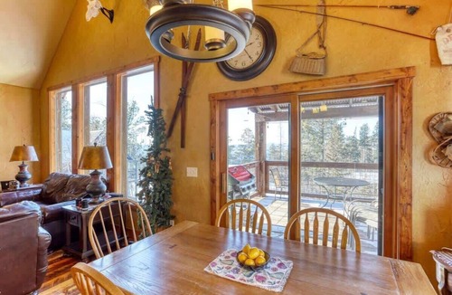 Lead House | Big Pine Lodge – Rustic charm, hot tub, pet friendly, and room for 12 near Terry Peak!
