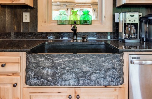 Black Mountain House | Big Sky Lodge 5 Br + Bonus-4 Ensuites, Mt Views, hot tub, game room,Pet friendly