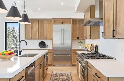 Gallatin Gateway House | Big Sky Sanctuary -Mountain Views & Deck & Trail Access