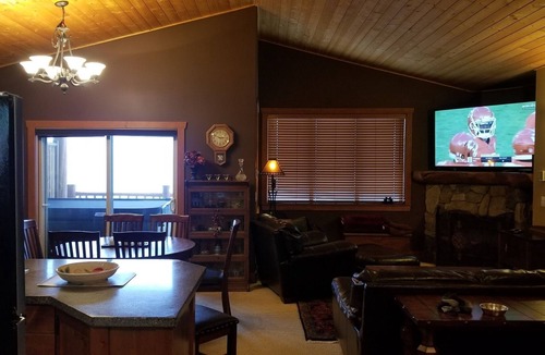 Snow Pine Estates Condo | Big White 2 Bdrm 2 Bath, 12' vaulted ceilings, 70 inch TV, Hot Tub