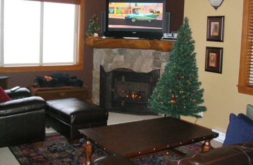 Snow Pine Estates Condo | Big White 2 Bdrm 2 Bath, 12' vaulted ceilings, 70 inch TV, Hot Tub