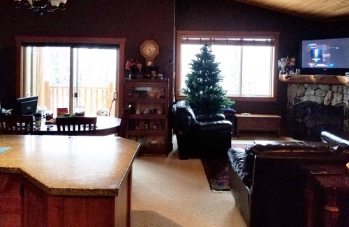 Snow Pine Estates Condo | Big White 2 Bdrm 2 Bath, 12' vaulted ceilings, 70 inch TV, Hot Tub
