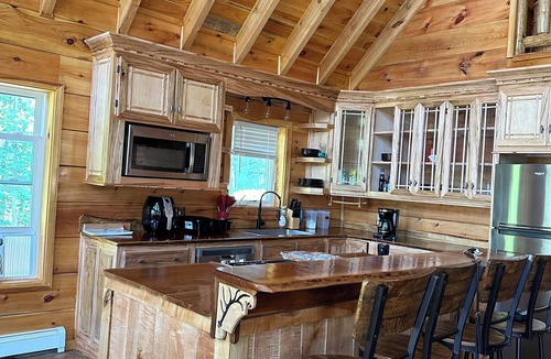 Benezette House | Big windows house + 5 bedrooms +Wifi+ dishwasher+ kitchen+ patio+ firepit