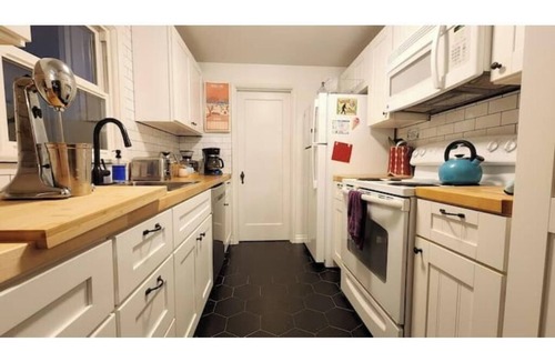 Northgate House | Big Yard + BBQ ~ Walk2Coffee ~ FullKitchen ~ Cozy & Spacious