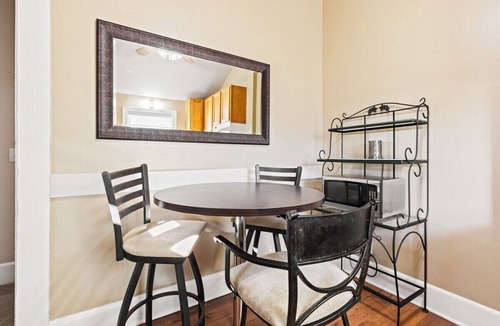 Babe Denny House | Big Yellow-4 Bedroom Walk To Everything Downtown!