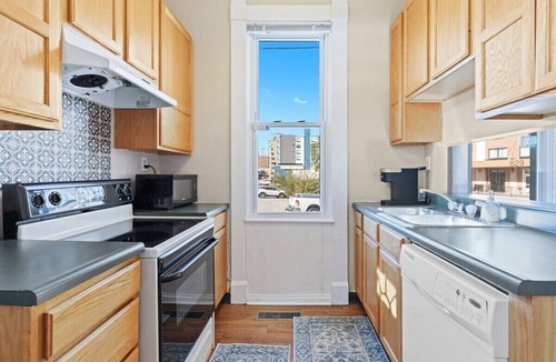 Babe Denny House | Big Yellow-4 Bedroom Walk To Everything Downtown!