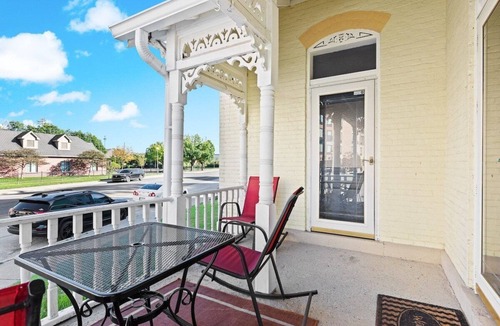 Babe Denny House | Big Yellow-4 Bedroom Walk To Everything Downtown!