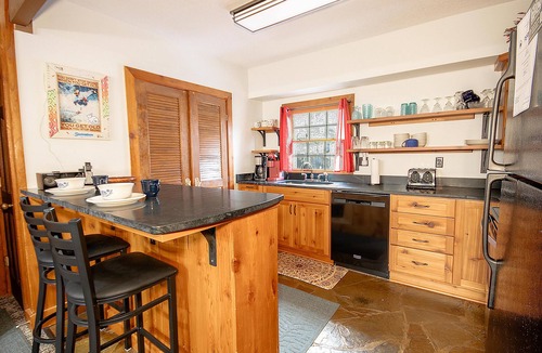 Edray House | "Bigfoot Bungalow" Dog-friendly oasis - Right next to the bike trails!