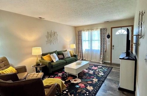 Bloomington House | Bigfoot Bunkhouse: Bloomington Townhouse Getaway