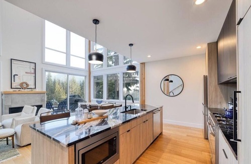 Hyak House | Bigfoot's Basecamp - 4BR Snoqualmie Pass Retreat, Hot Tub, Pets Welcome