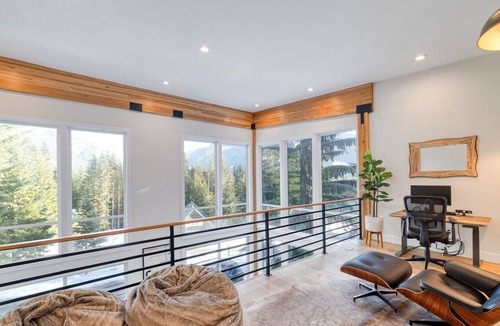 Hyak House | Bigfoot's Basecamp - 4BR Snoqualmie Pass Retreat, Hot Tub, Pets Welcome