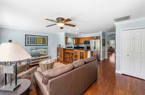 Naples Park House | Bike to Beach, heated pool, sleeps 12