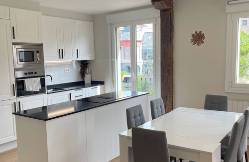 Bilbao la Vieja Apartment | Bilbao with views of the Ría and San Antón church