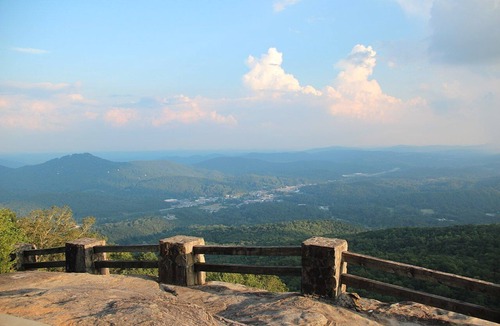 Rabun Gap Cabin | BILLY BEAR -3 BED 2 BATH wifi 3 roku tv,s dvd players sleeps 4