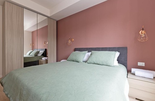 Stazione Apartment | Bilocale rosa con terrazzo 5 minuti dalla stazione