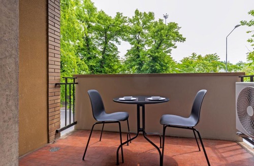 Stazione Apartment | Bilocale rosa con terrazzo 5 minuti dalla stazione
